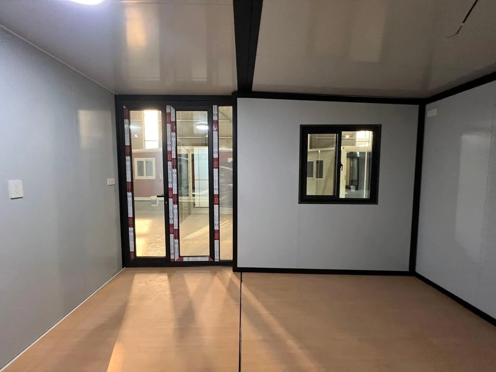 Sala real de la unidad compacta fotografiada en el showroom EXPANDHOME